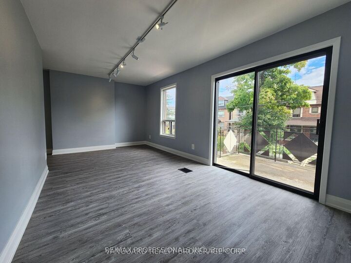 Property Photo:  232 Montrose Avenue 2nd Floor  ON M6G 3G7 
