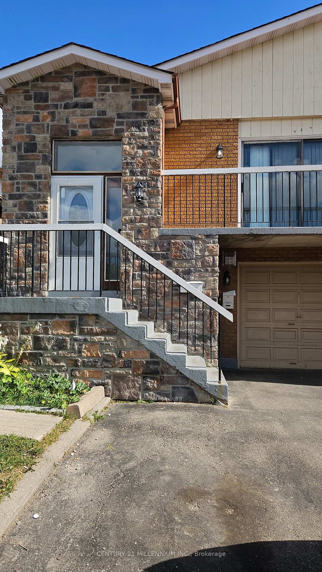 Property Photo:  67 Simmons Boulevard Upper  ON L6V 3V4 
