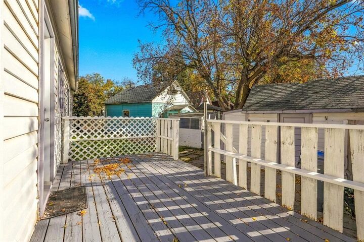 Property Photo:  93 Gateway Road  MB R2L 1T3 