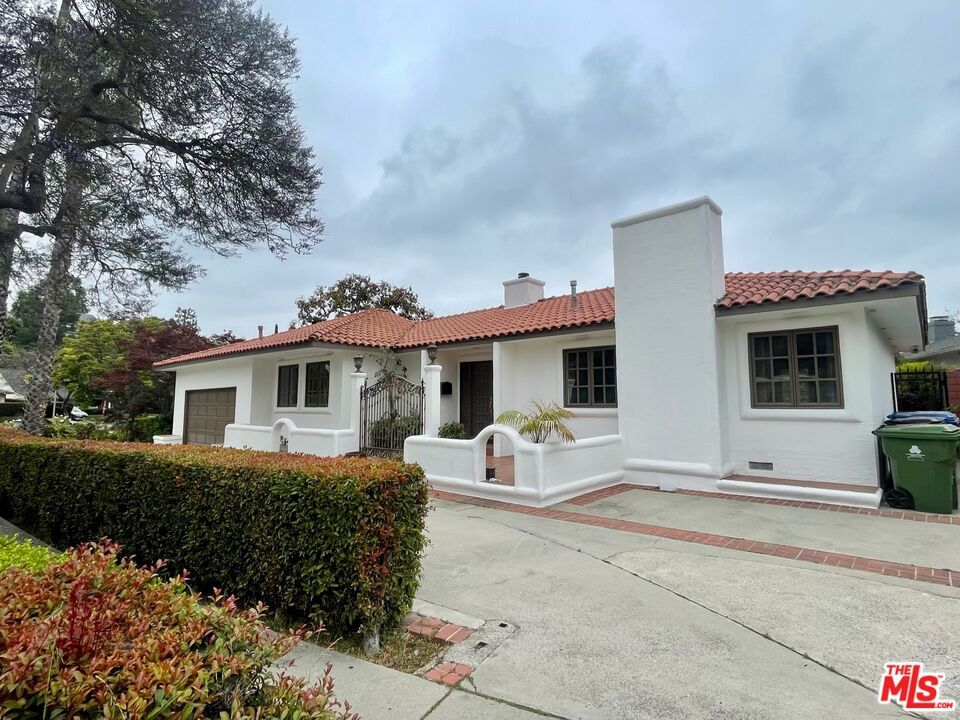 Property Photo: 1441 Allenford Ave CA 90049