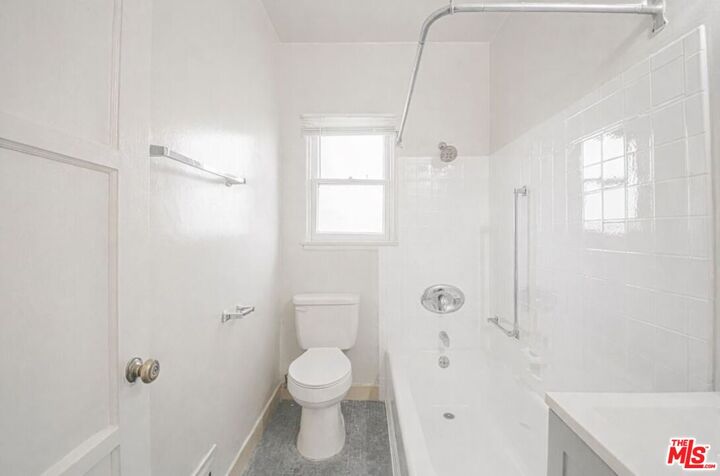 Property Photo:  400 S Kenmore Ave, Unit 200  CA 90020 