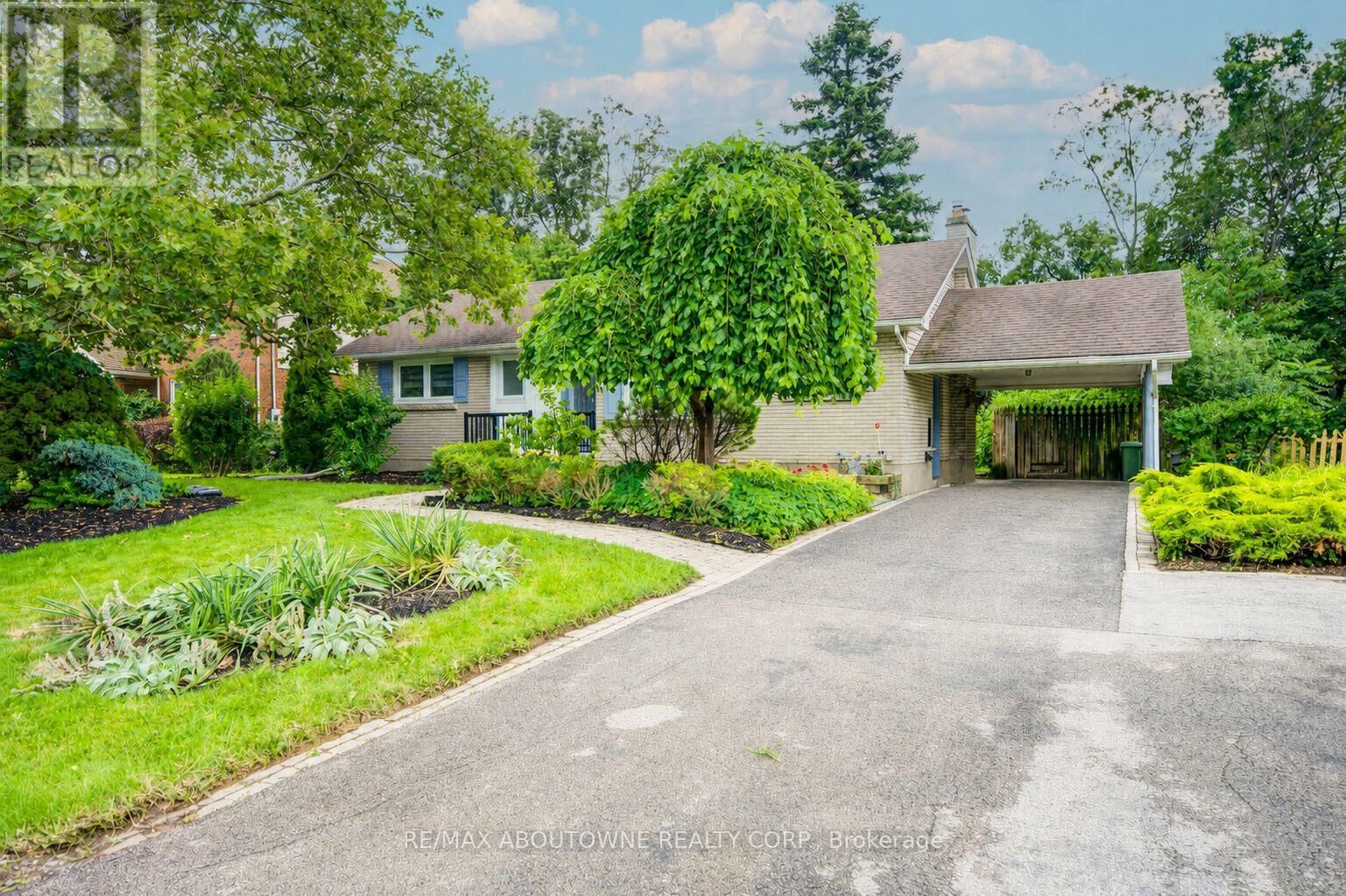 Property Photo:  30 Dale Avenue  ON L8G 3L9 