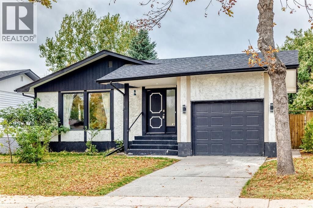 Property Photo:  135 Whiteview Close Northeast  AB T1Y 1R1 