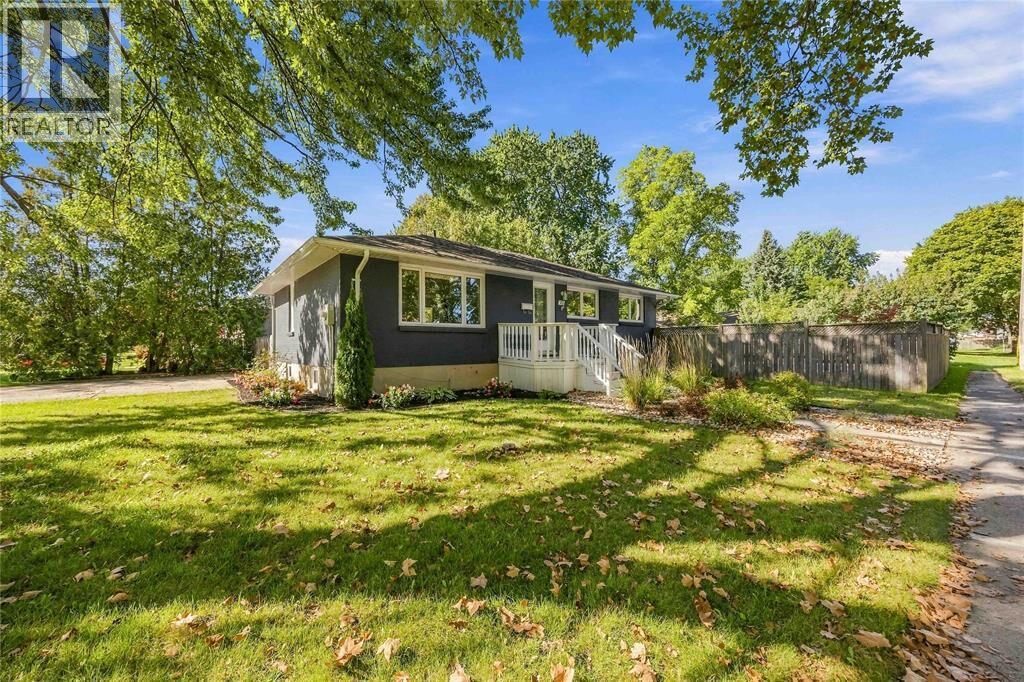 Property Photo:  957 Kensington Boulevard  ON N7S 1M9 