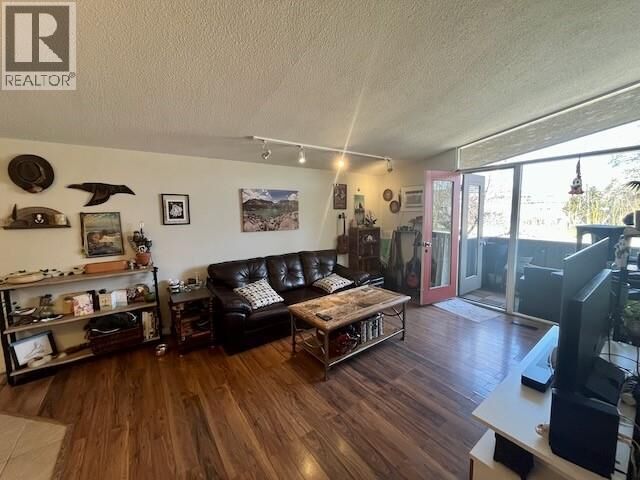Property Photo:  353 Boyce Crescent 11  BC V1Y 5Z7 
