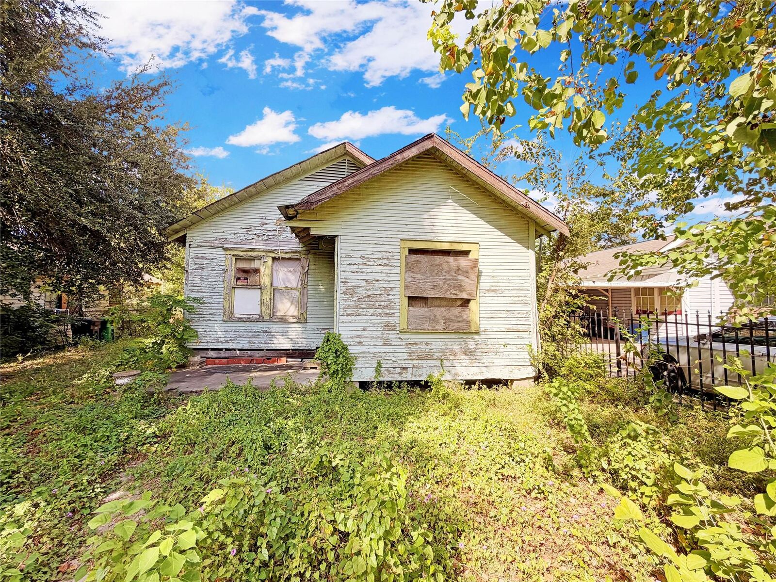 Property Photo:  620 Hahlo Street  TX 77020 