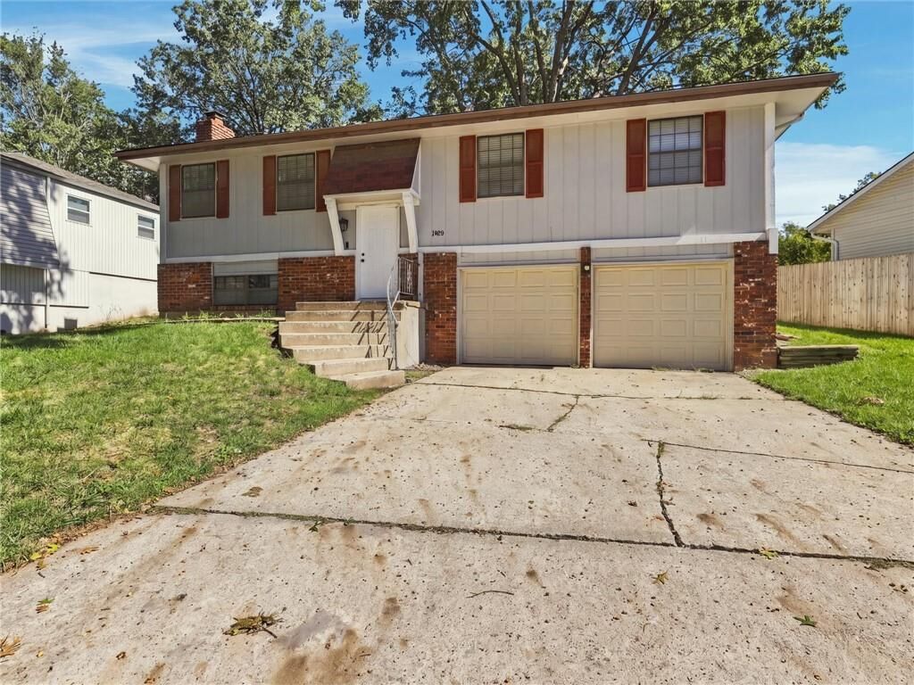 Property Photo:  1428 S Apache Lane  KS 66062 