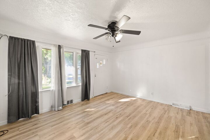 Property Photo: 2904 Maple Street IA 50317