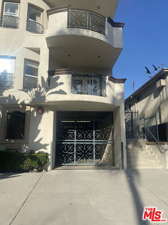 Property Photo:  1862 S Bentley Avenue 101  CA 90025 