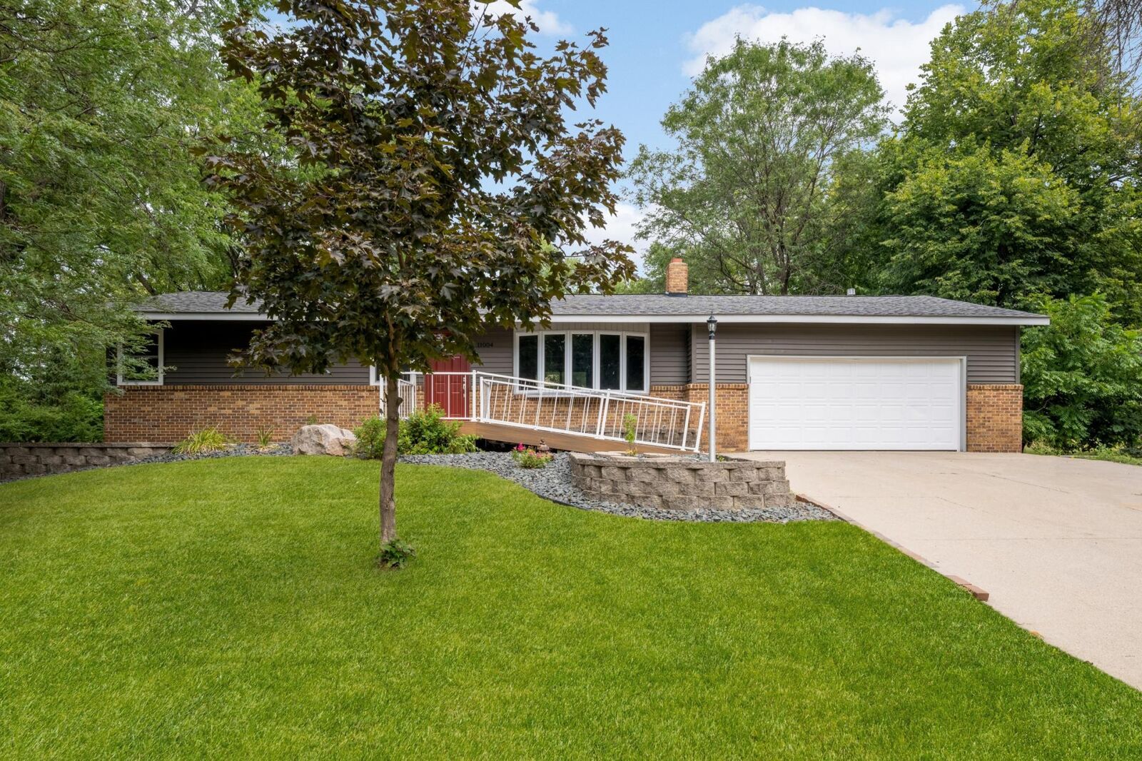 Property Photo:  11004 Oak Knoll Terrace  MN 55305 