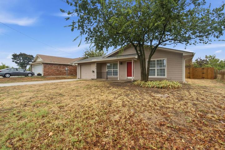 Property Photo:  1416 N Rusk Street  TX 76086 