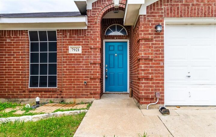 Property Photo: 7921 Rattlers Court TX 76002