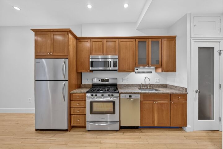 Property Photo:  8 Garden Ct 2  MA 02113 