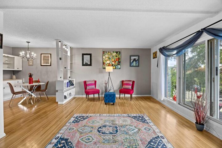 Property Photo:  219 26 Avenue NE  AB T2E 1Z1 