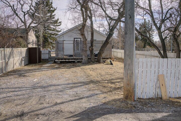 Property Photo:  458 34 Avenue NW  AB T2K 0B8 