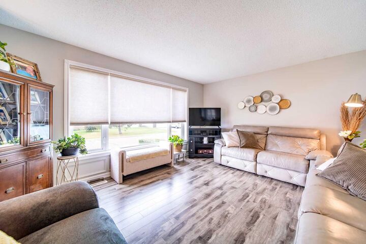 Property Photo:  1622 11 Avenue  AB T9W 1E5 