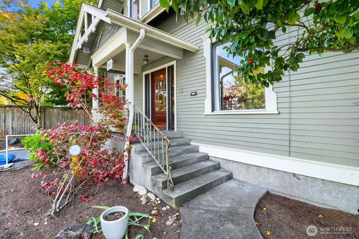 Property Photo:  803 NE 72nd Street  WA 98115 
