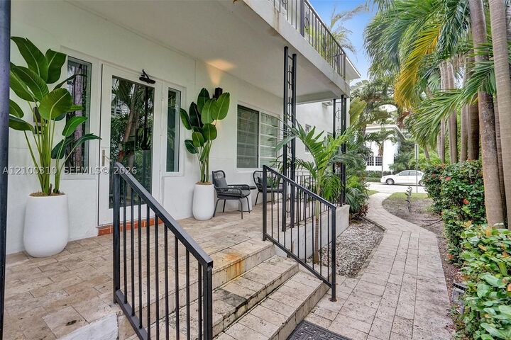 Property Photo:  