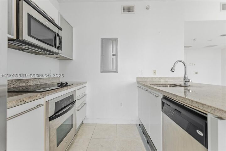 Property Photo:  185 SW 7th St 1414  FL 33130 