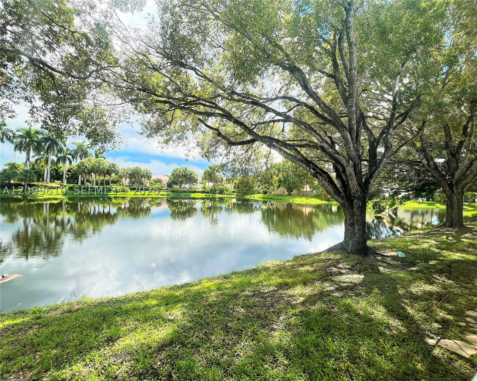 Property Photo: 153 Lakeview Dr 103 FL 33326
