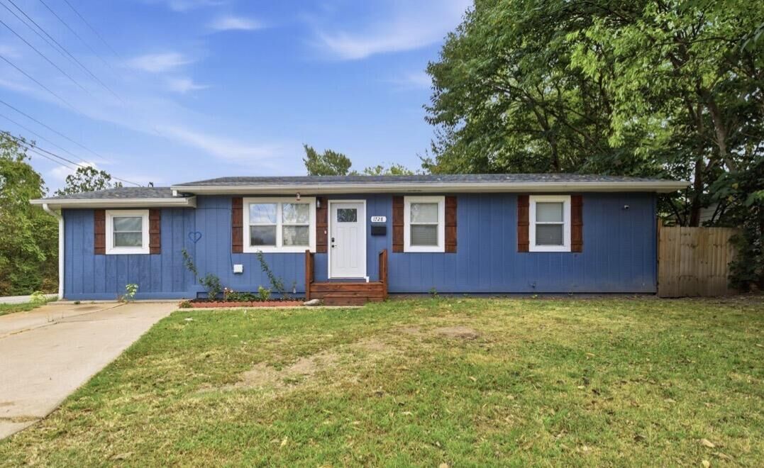 Property Photo:  1728 N Oak Grove Avenue  MO 65803 