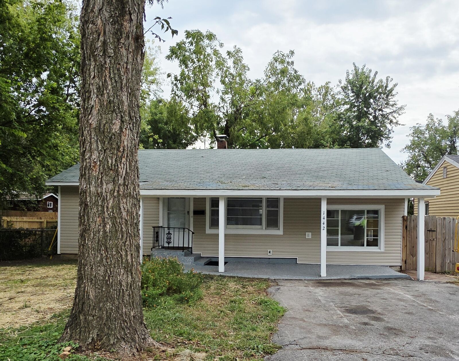 Property Photo: 1422 E Blaine Street MO 65803