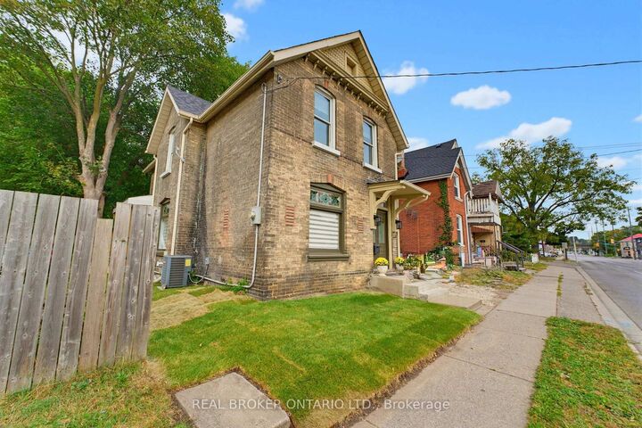 Property Photo:  118 Clarence Street  ON N3T 2V4 