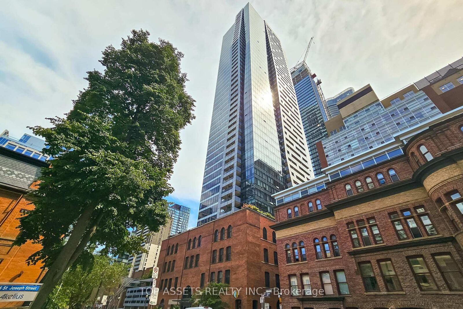 Property Photo:  5 St. Joseph Street 2206  ON M4Y 1Z3 