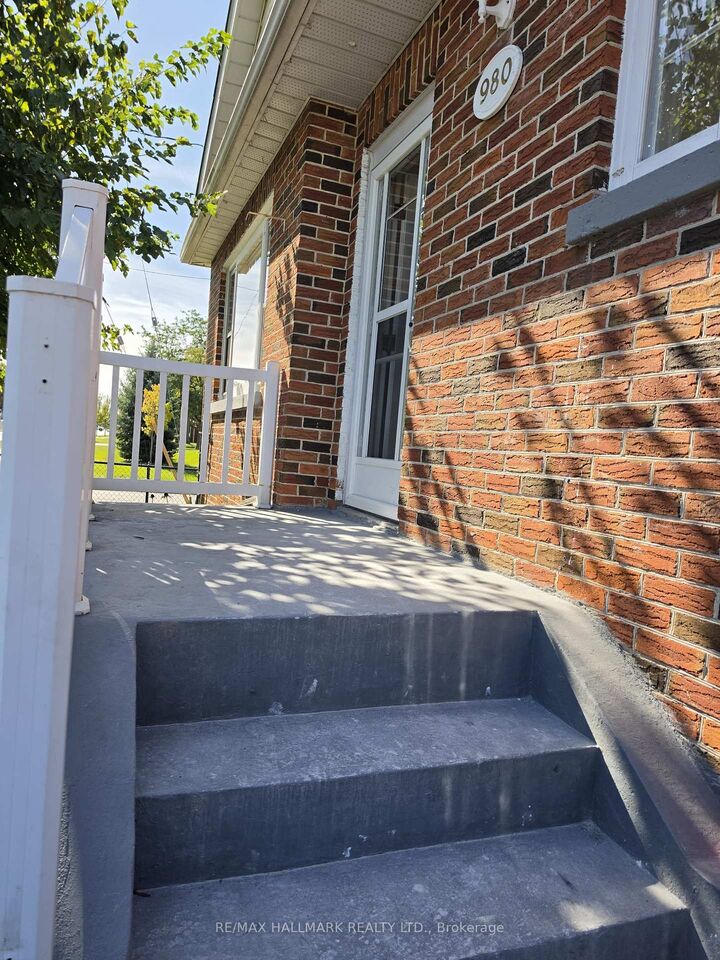 Property Photo:  980 Glen Street  ON L1J 3V1 