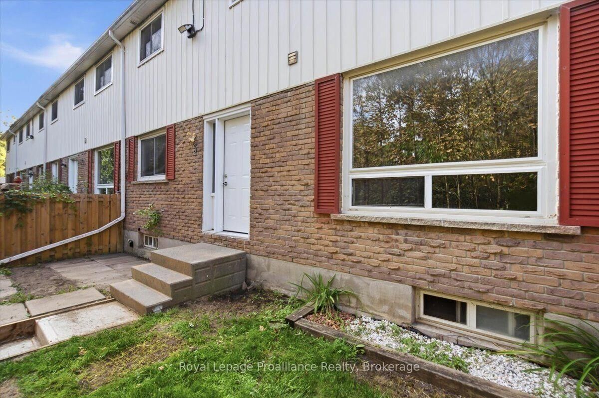 Property Photo:  11 Tracey Park Drive 3  ON K8P 4R4 