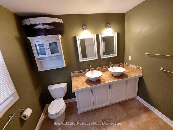Property Photo:  880 Leslie Valley Drive #1  ON L3Y 7G9 