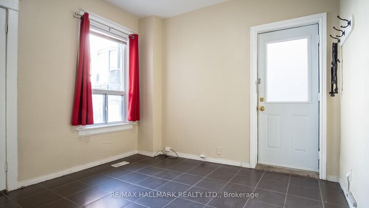 Property Photo:  560 Jones Avenue 3  ON M4J 3H1 