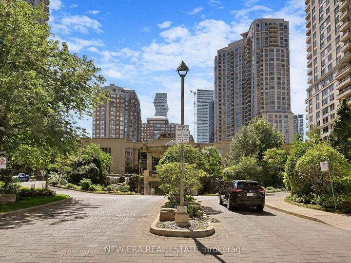 Property Photo:  3888 Duke Of York Boulevard 923  ON L5B 4P5 