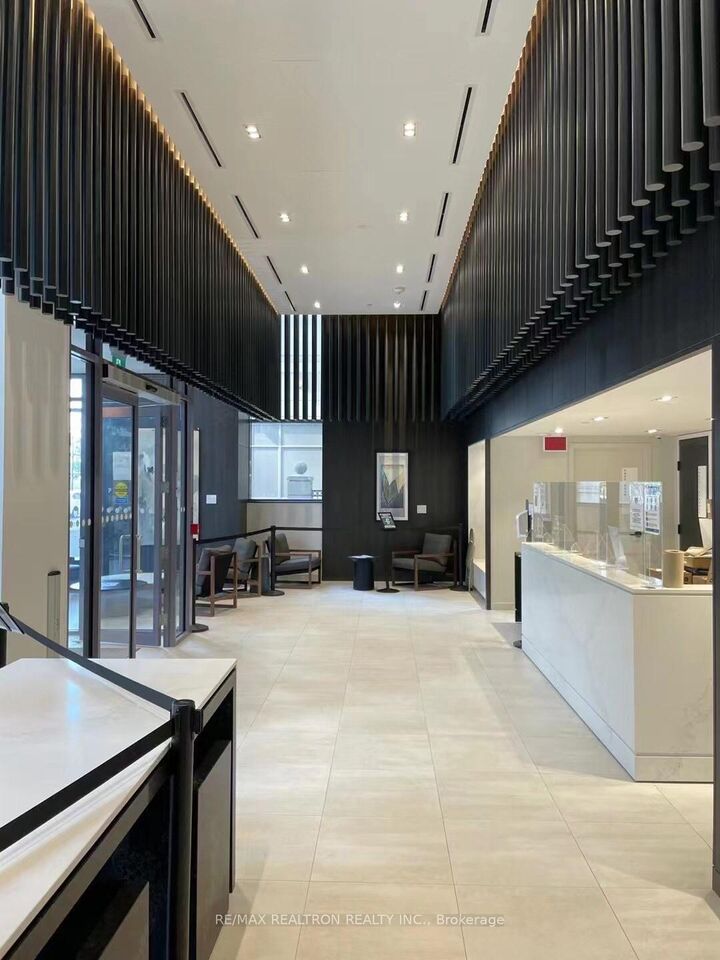 Property Photo:  4065 Confederation Parkway 3301  ON L5B 0L4 