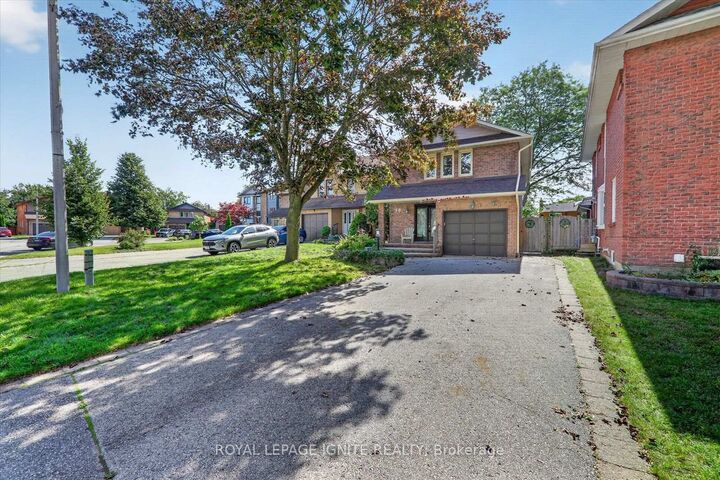 Property Photo: 39 Longfellow Court ON L1N 6V7
