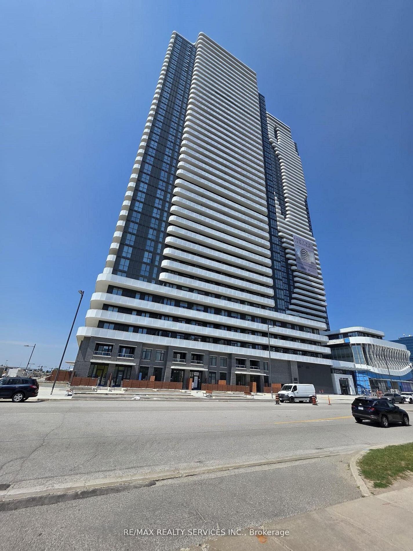 Property Photo:  8 Interchange Way 1708  ON L4K 5Z7 