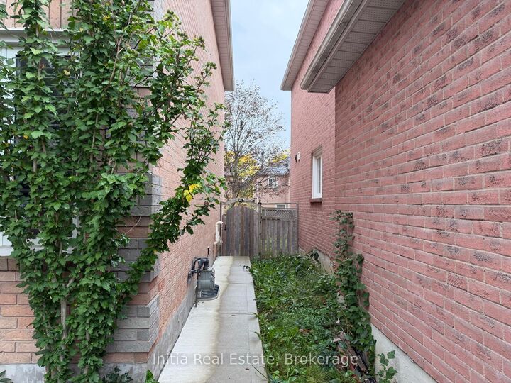 Property Photo:  18 Harkins Drive  ON L1T 3T6 