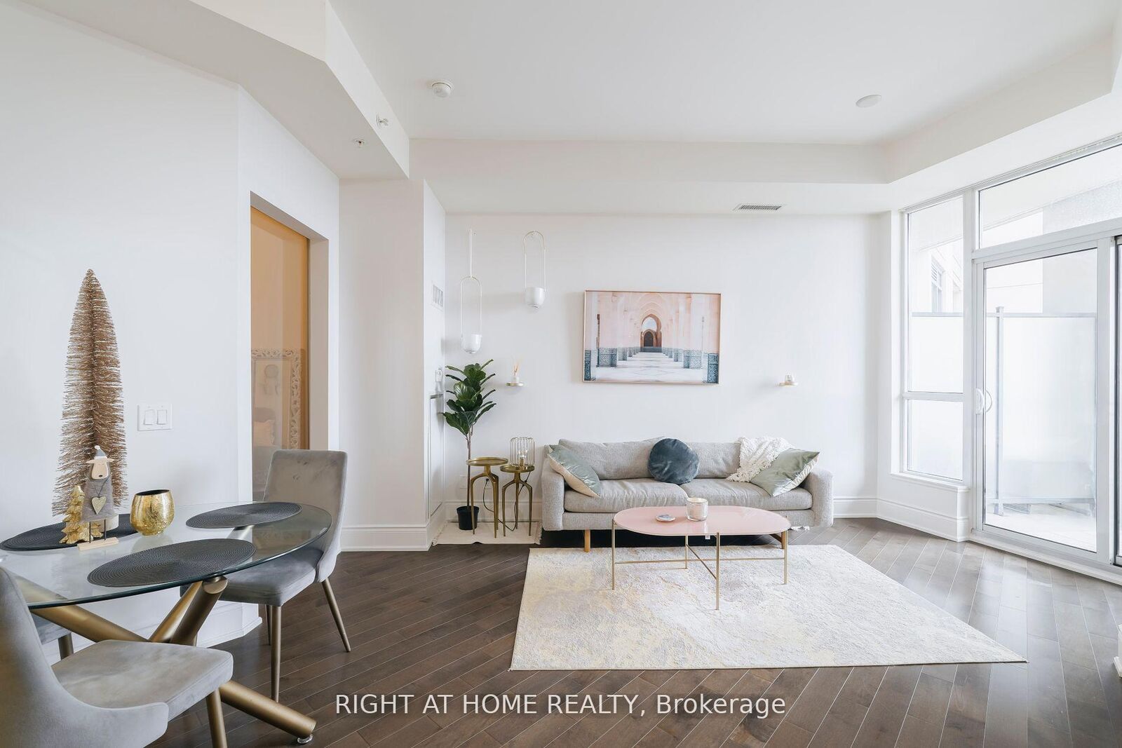 Property Photo:  23 Glebe Road W 918  ON M5P 0A1 