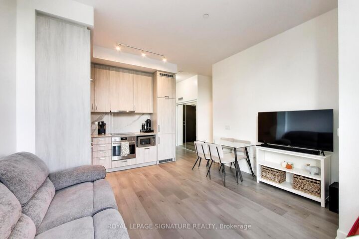 Property Photo:  60 Honeycrisp Crescent 105  ON L4K 0N5 