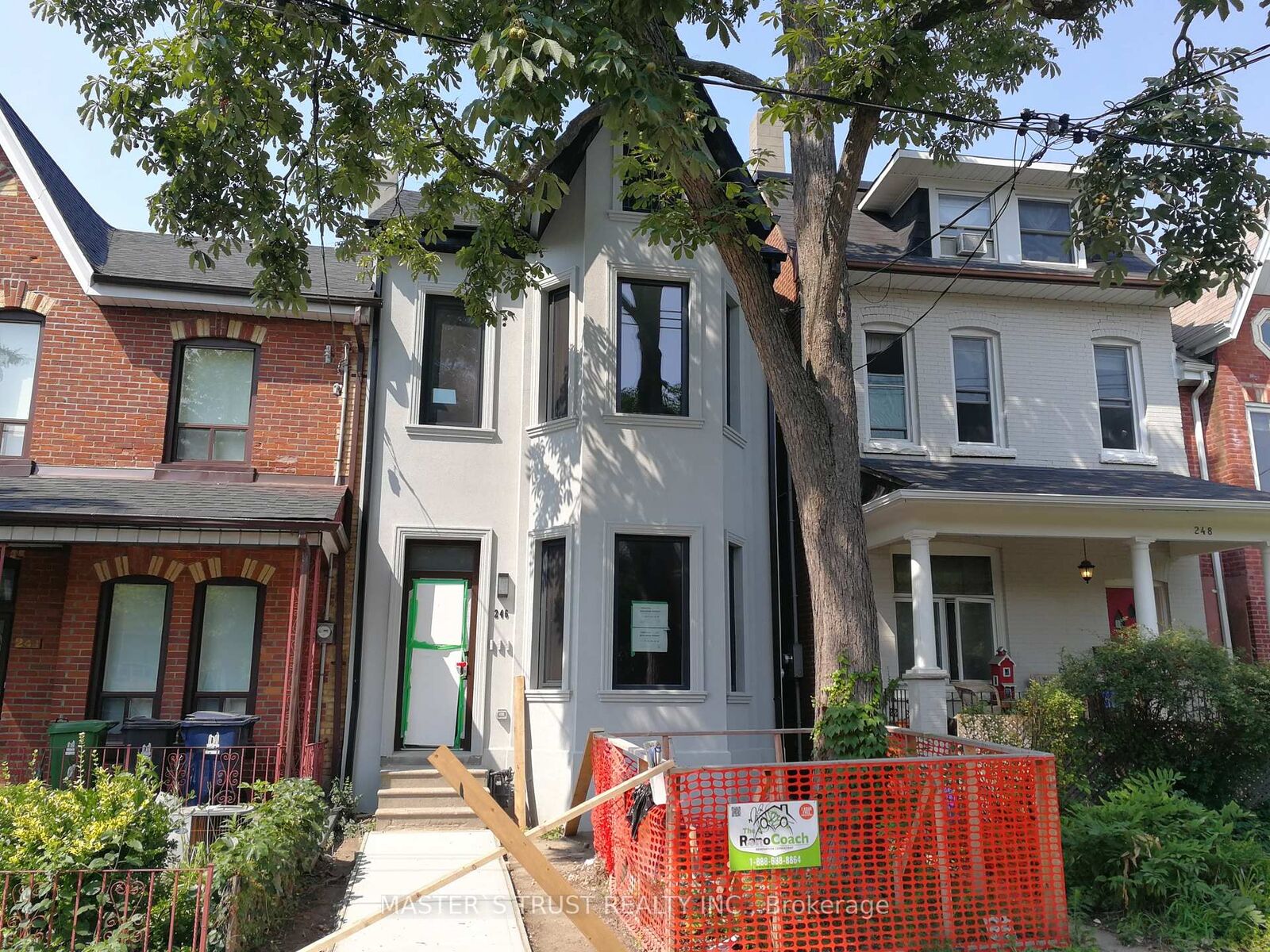Property Photo:  246 Lippincott Street Lowunit  ON M5S 2P5 