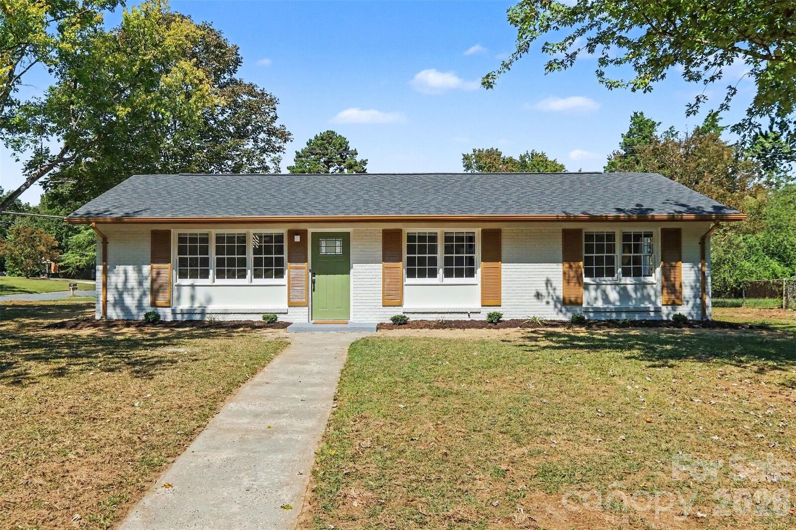 Property Photo: 3801 Hillock Court NC 28215