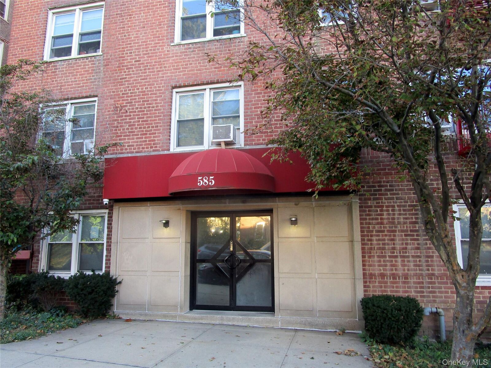 Property Photo:  585 McLean Avenue 2A  NY 10705 