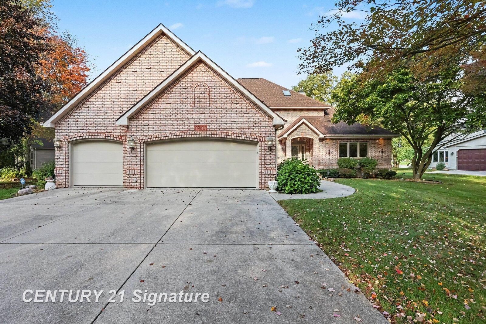 Property Photo:  1944 E Lake Circle Drive  MI 48609 