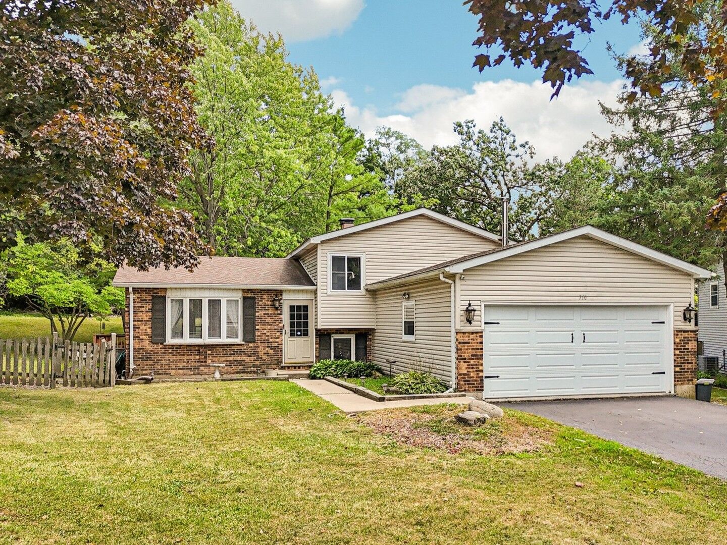 Property Photo:  710 Greenbriar Lane  IL 60046 