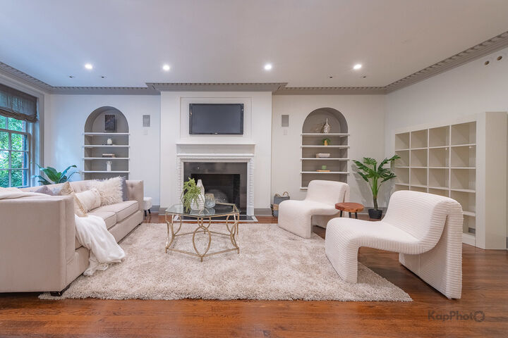 Property Photo: 24 E Scott Street 2 IL 60610