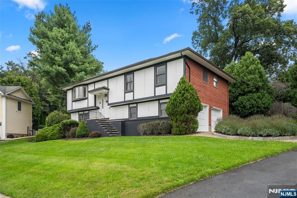 Property Photo:  141 Hiawatha Boulevard  NJ 07436 