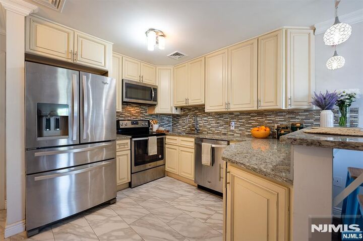 Property Photo:  75 Union Street 5B  NJ 07601 