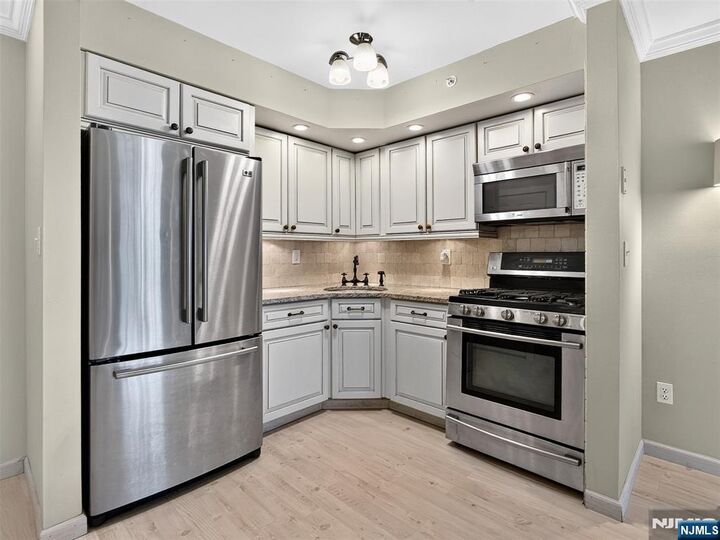 Property Photo:  1510 Faulkner Court  NJ 07430 
