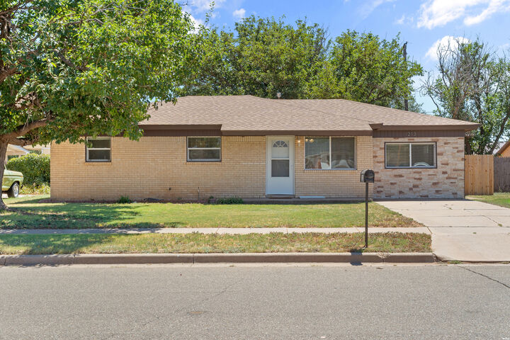 Property Photo:  1213 Comer Dr  NM 88101 