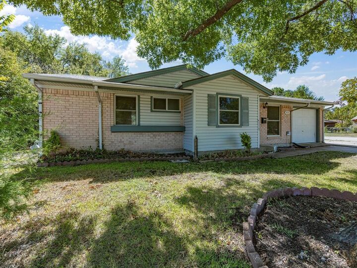 Property Photo:  433 W Dorris Drive  TX 75051 